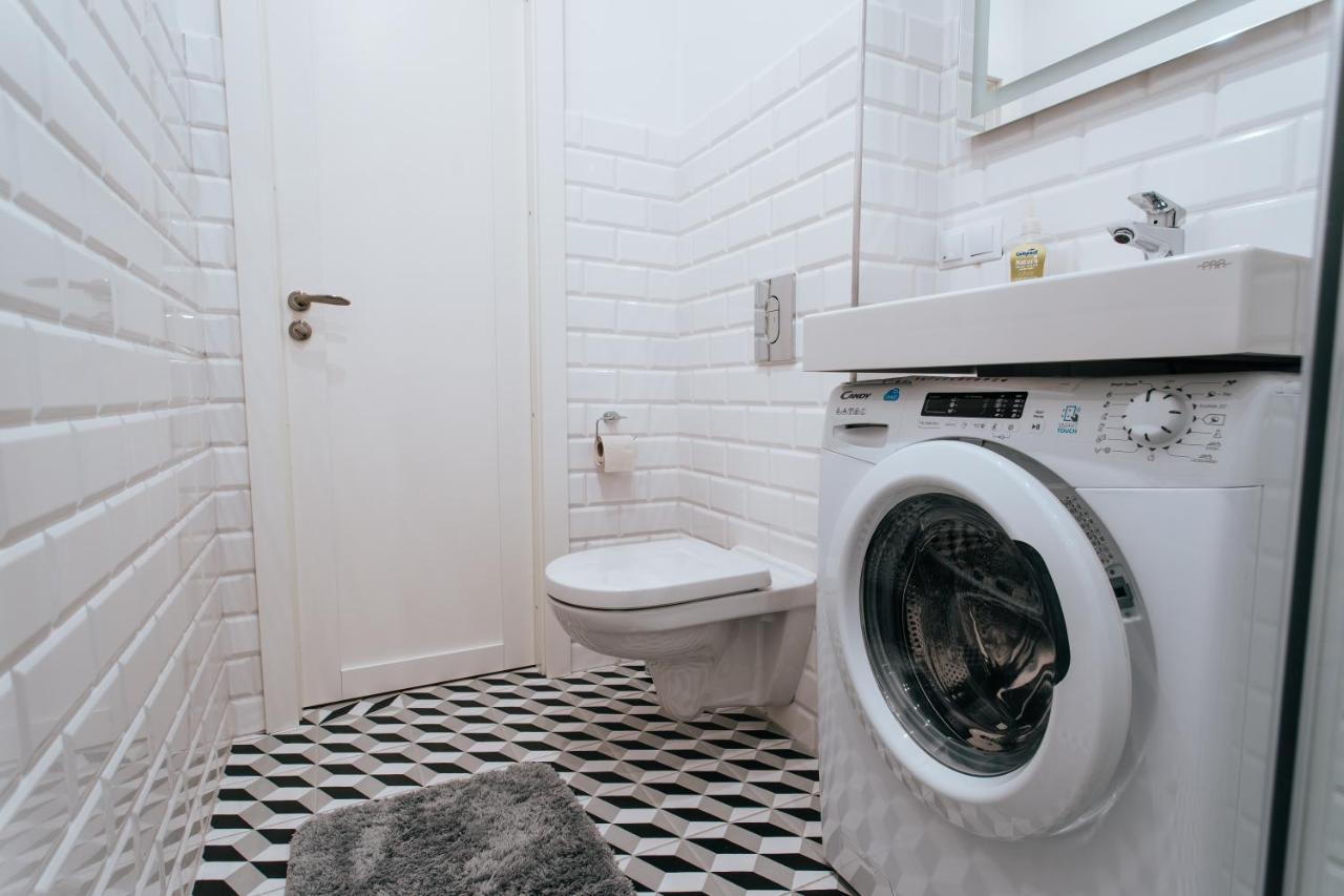 Stylish Latvian-Style Studio Apartment Near City Center, Parks, Cafes & Public Transit Riga Eksteriør billede